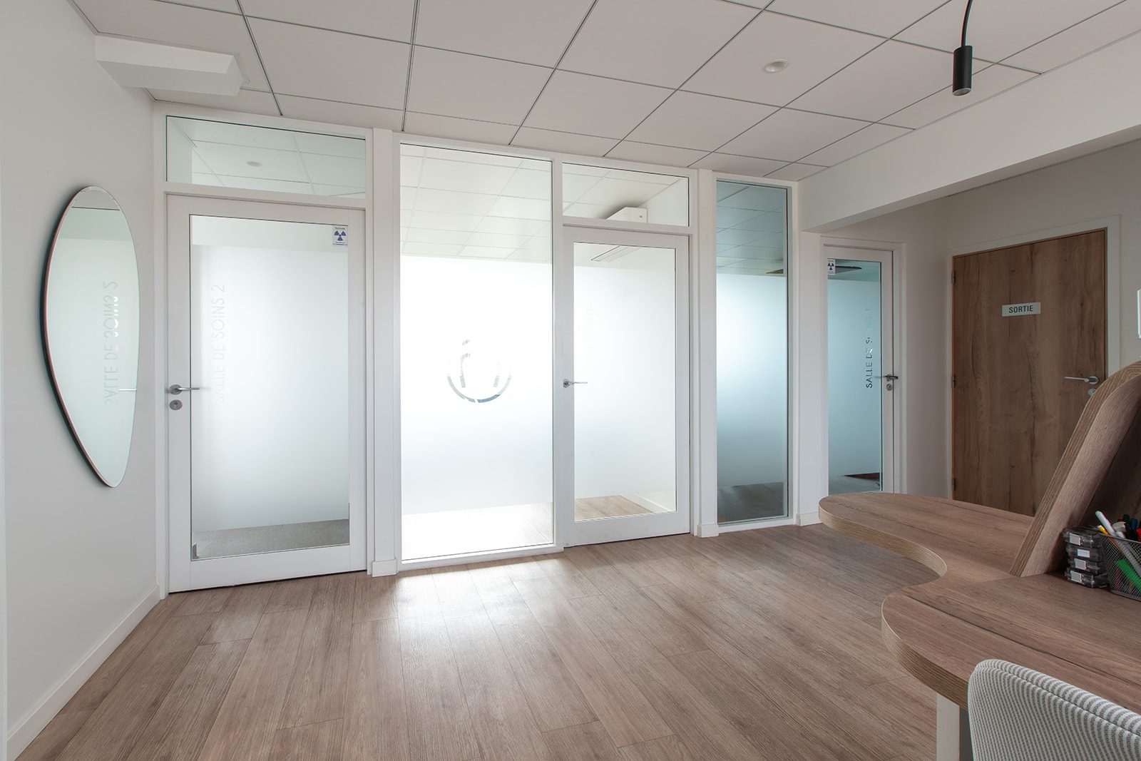 Couloir et portes salles de soins