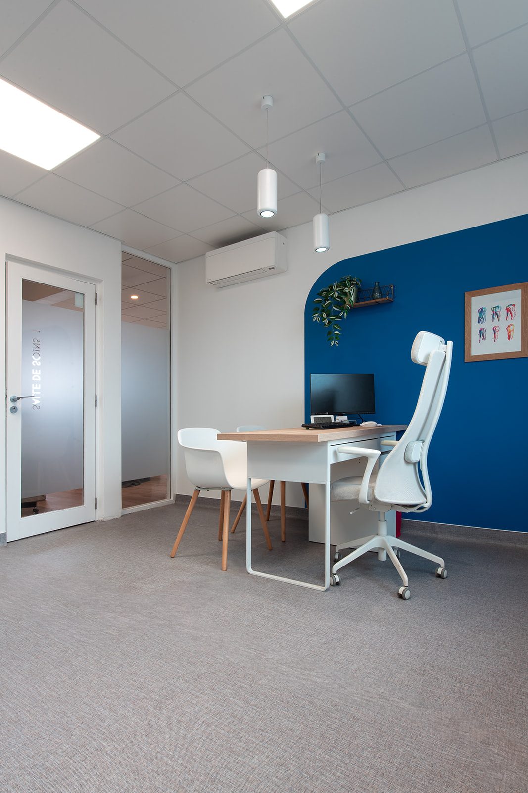 Bureau de consultation arche bleue