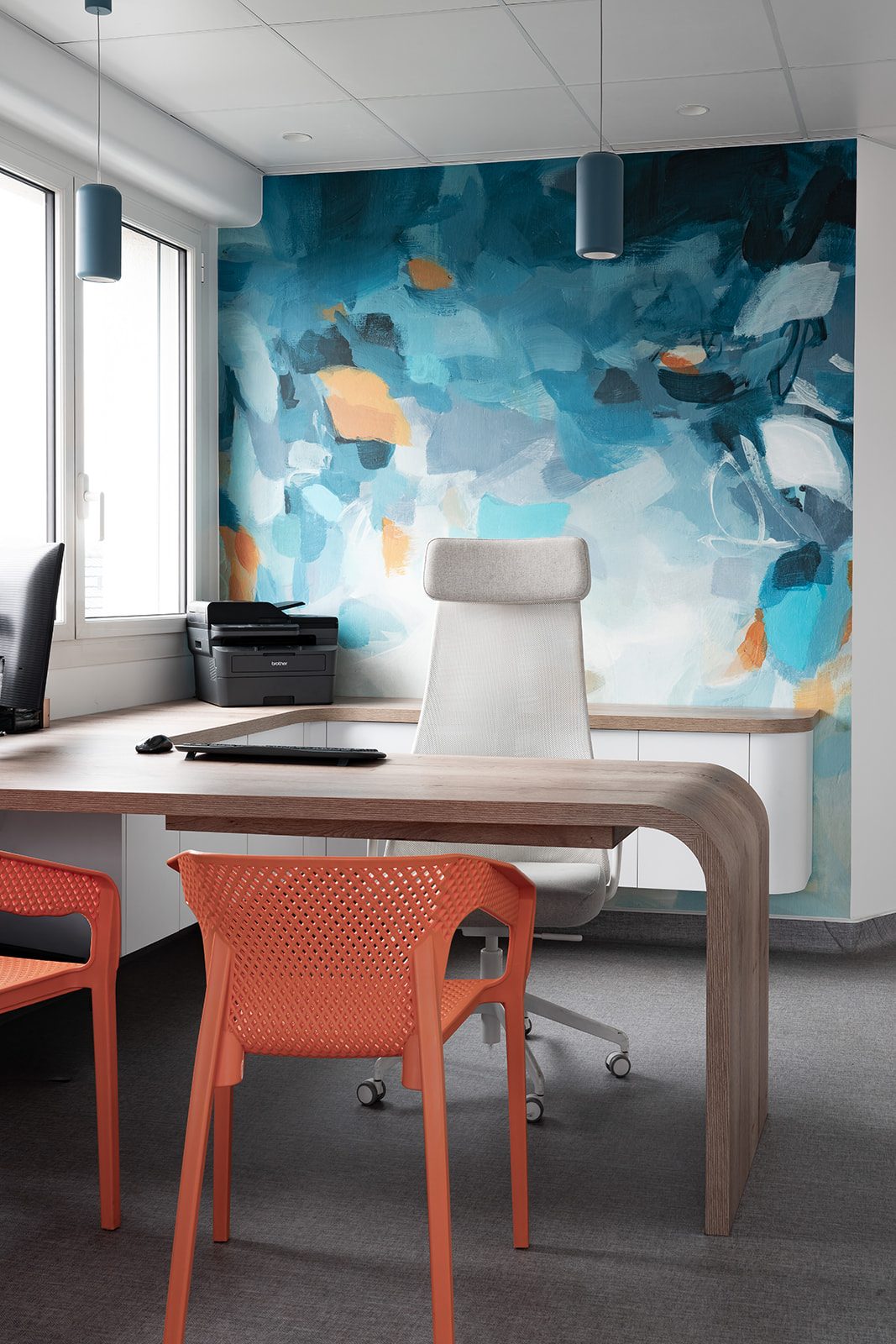 Bureau fresque colorée fauteuil
