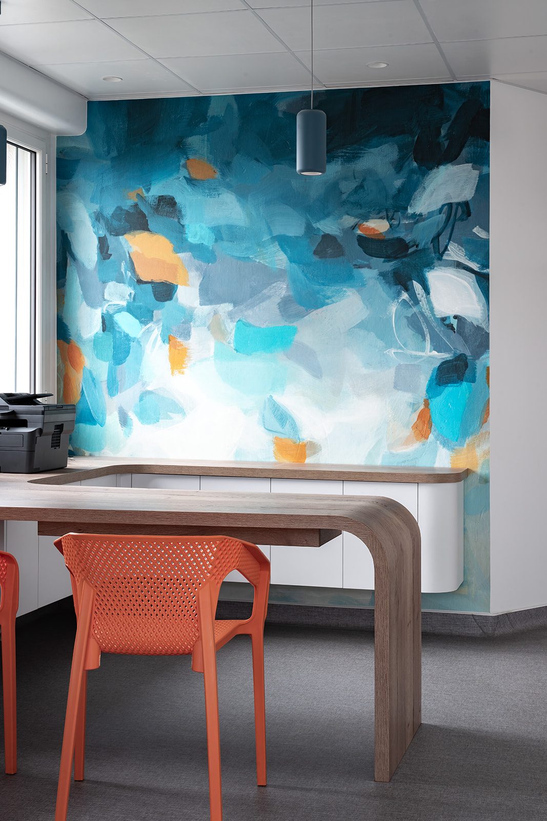 Bureau avec fresque artistique colorée