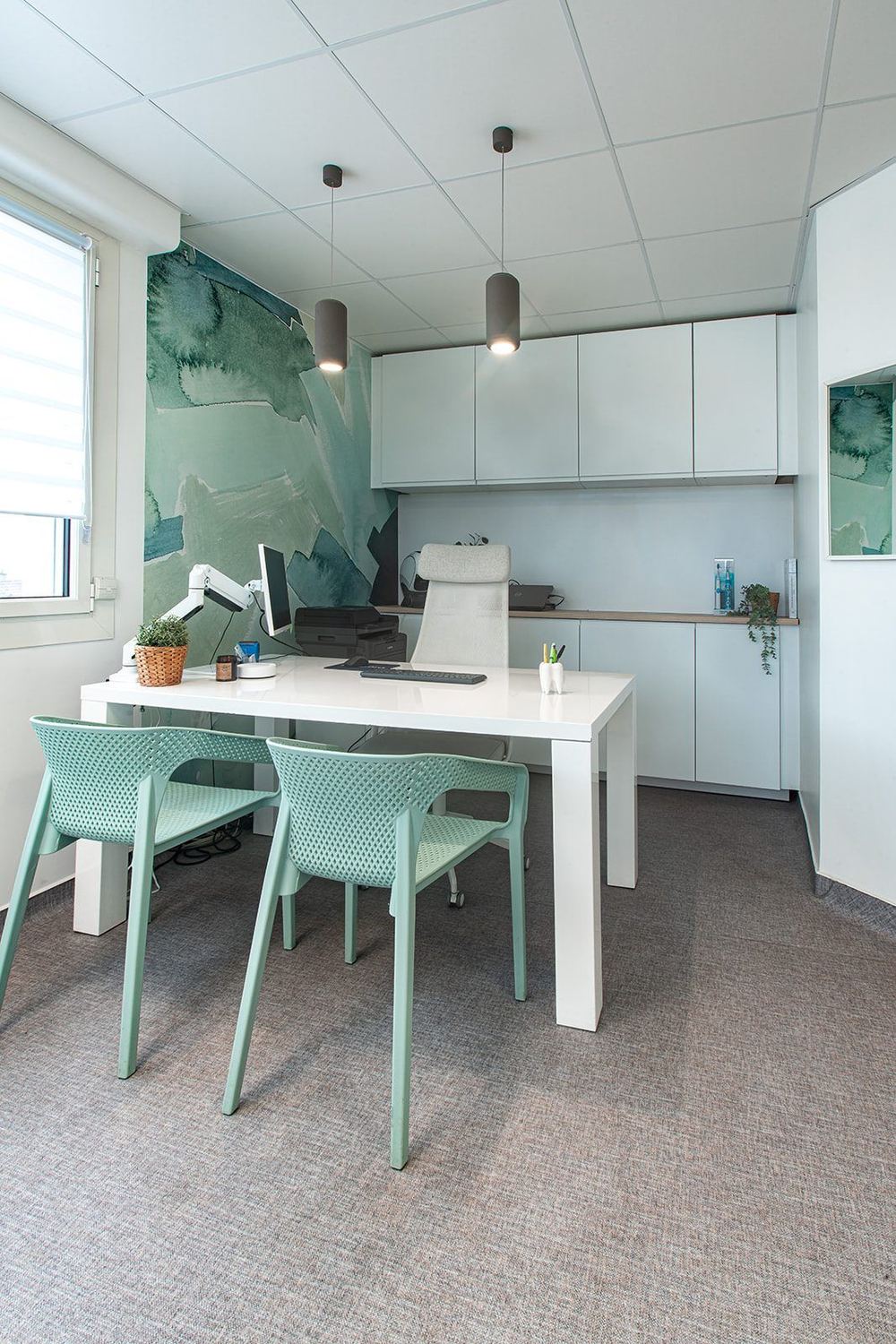 Bureau de consultation avec fresque verte