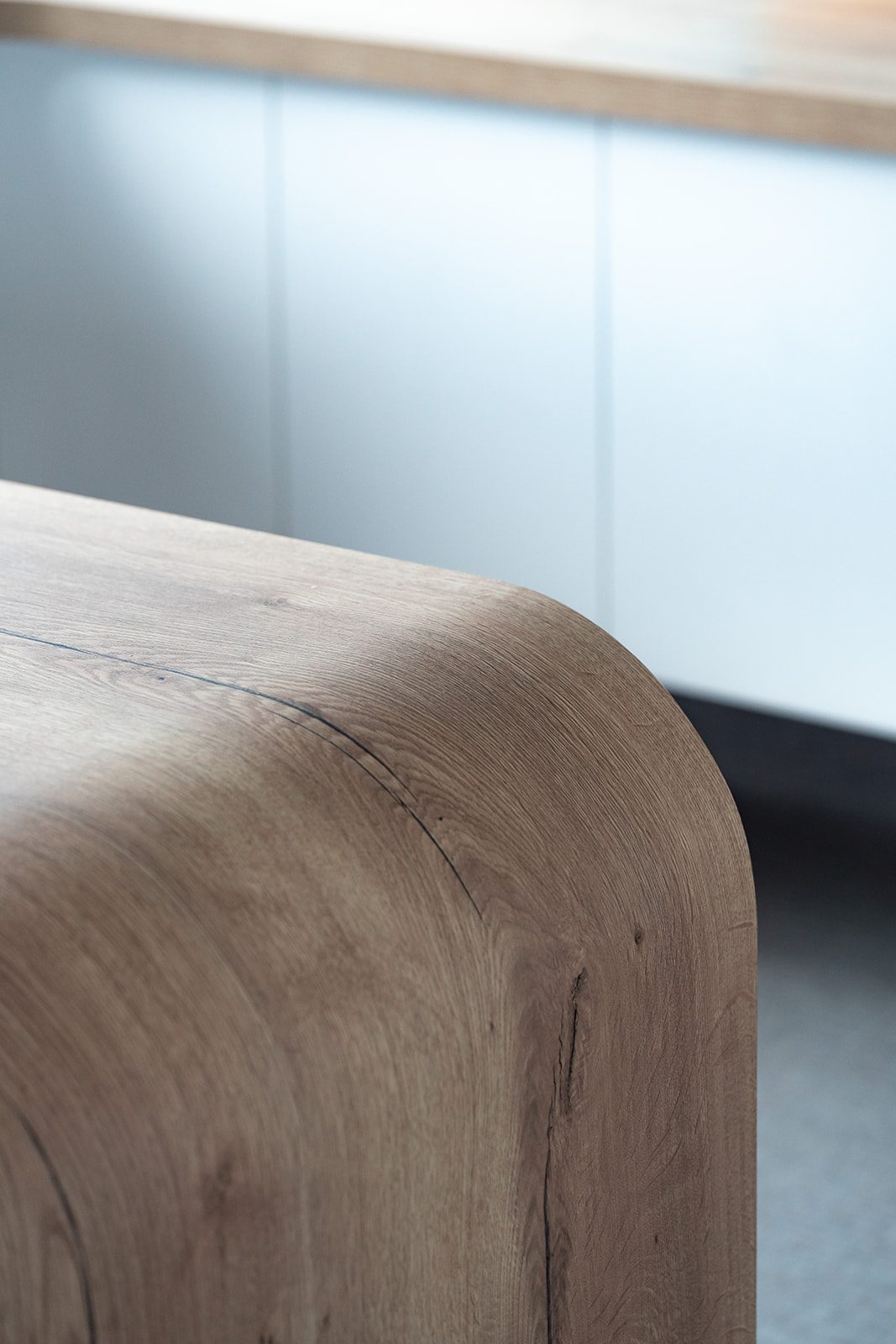 Détail mobilier blanc et bois