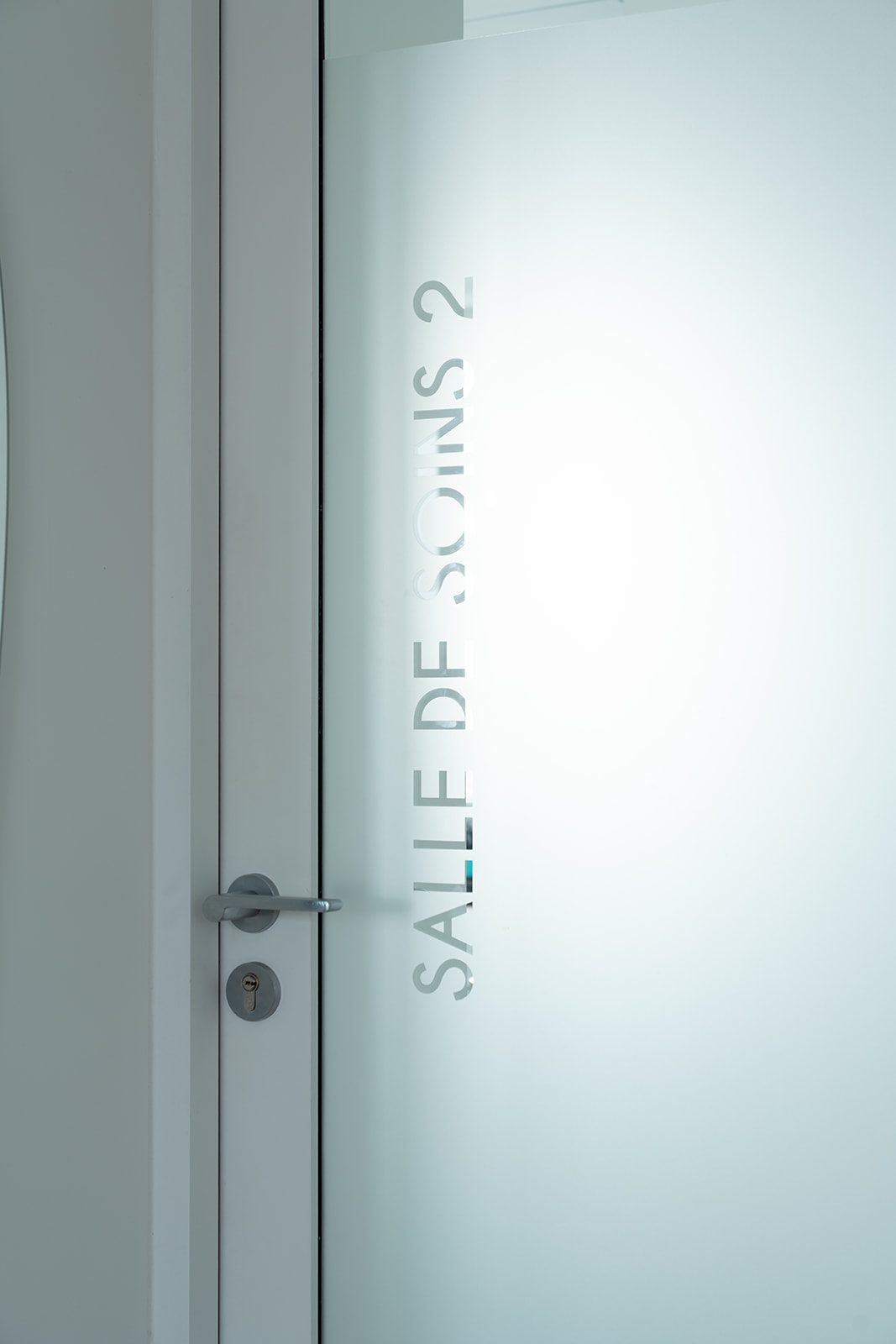 Détail luminaires et logo gravé
