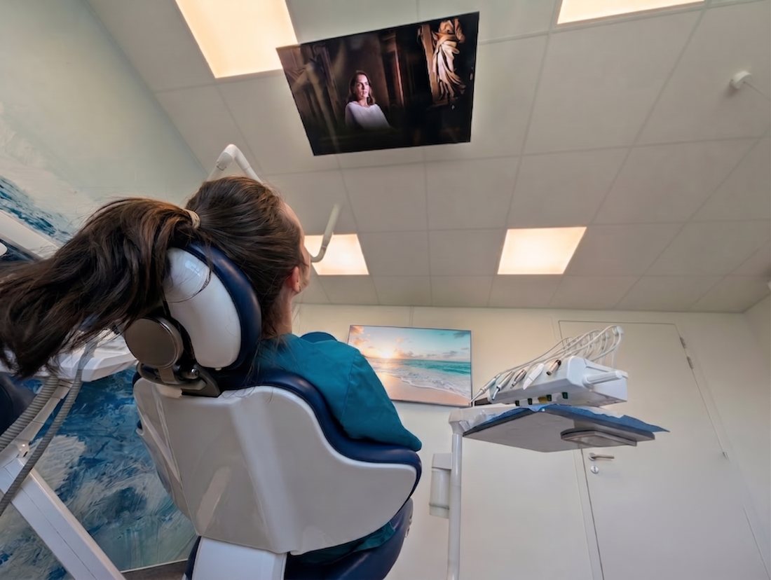 Écran au plafond pour le confort du patient