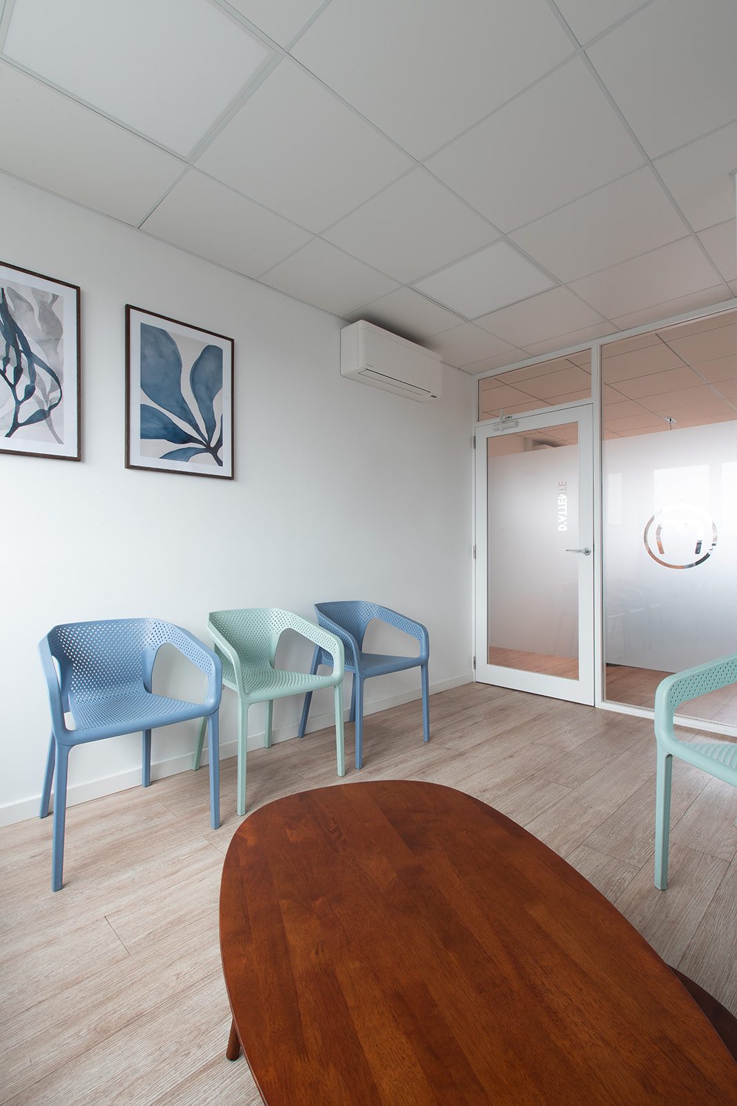 Salle d'attente lumineuse